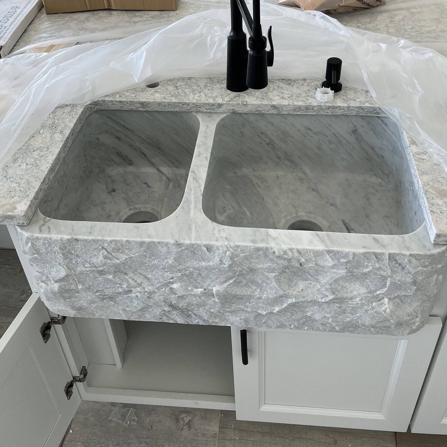 Reversible 60/40 Kitchen Sink in Carrara White Marble w/ Chiseled or Polish Apron - NKS-DBNCW